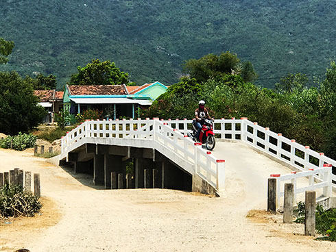 Cầu Bình Lộc 2 giúp người dân đi lại thuận tiện trong mùa mưa lũ.