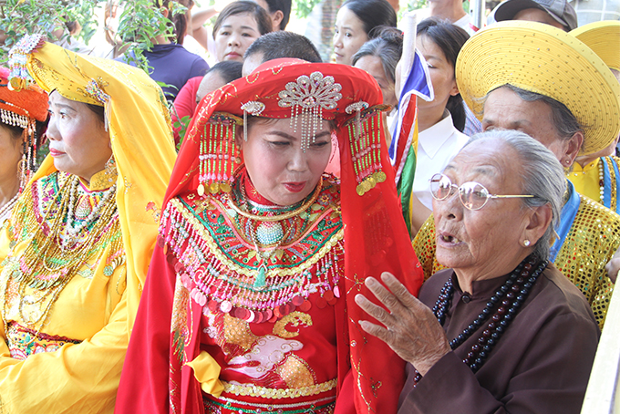 Một cụ già có mặt trong đoàn người tham gia lễ hội. 