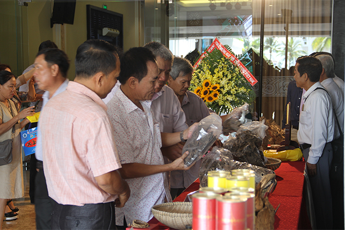 Các đại biểu dự lễ xem một số sản phẩm Trầm hương. 