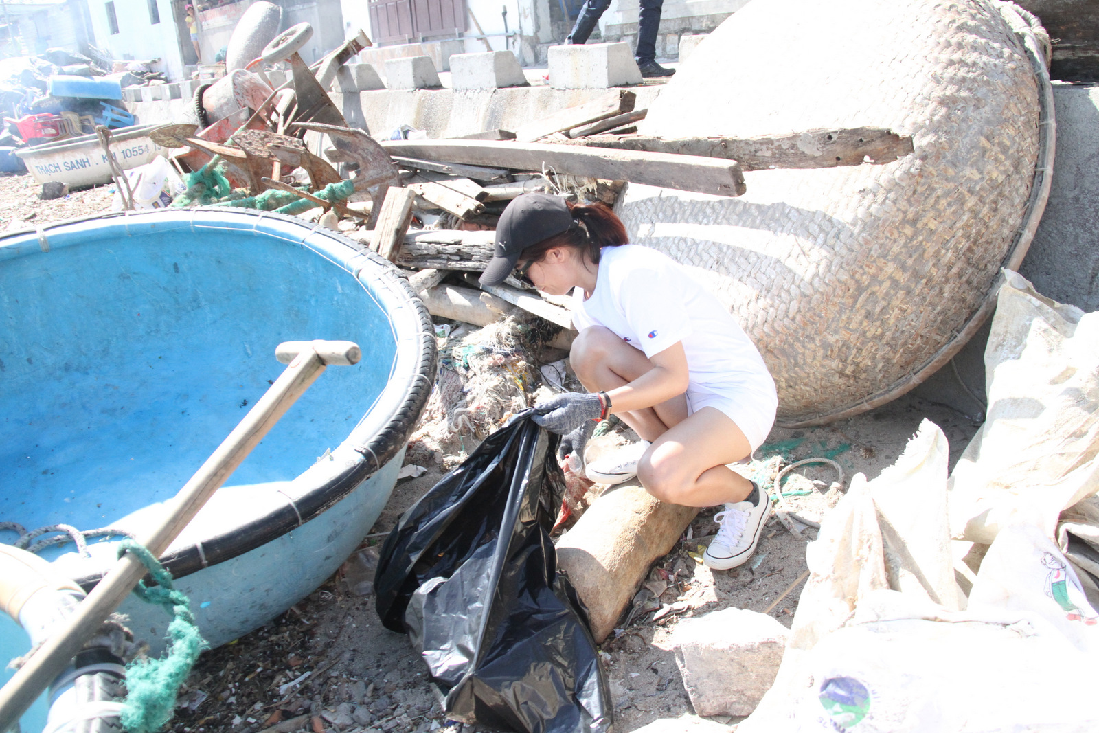  Một nữ tình nguyện viên nhặt rác ngay dưới nắng gắt