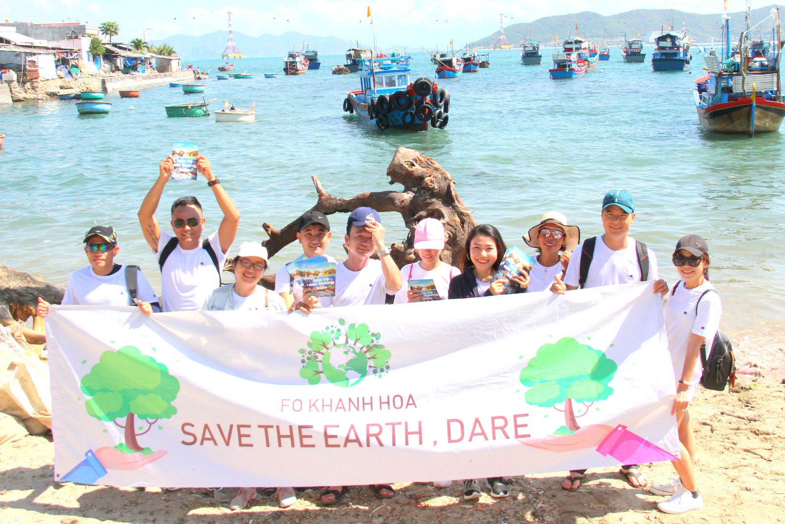  Các thành viên FOM Khánh Hòa với thông điệp kêu gọi bảo vệ môi trường
