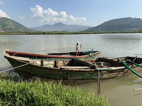 Xã Vĩnh Ngọc: Bắt 2 ghe hút cát lậu
