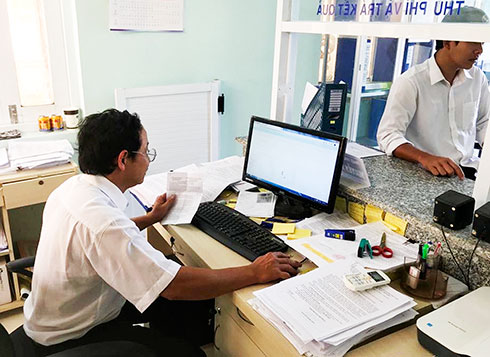 Cán bộ Một cửa UBND huyện Khánh Vĩnh tác nghiệp trên phần mềm của Trung tâm Dịch vụ hành chính công trực tuyến tỉnh. 
