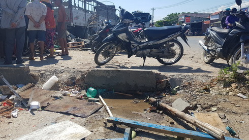 Trước khi tông vào quán nước của bà Thuận, chiếc xe tải đã lao qua trước sân một gia đình, tông đổ bờ bao.