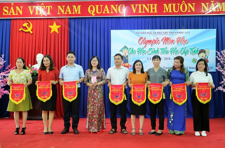 Lãnh đạo Sở Giáo dục và Đào tạo Khánh Hòa trao cờ lưu niệm cho các phòng giáo dục và đào tạo.