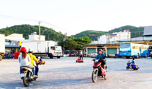 <p style="text-align: justify;">Trẻ em đi xe điện - người đi bộ - người đi xe máy lẫn vào nhau liên tục xảy ra va chạm ở khuôn viên trước chợ Vĩnh Hải.</p>