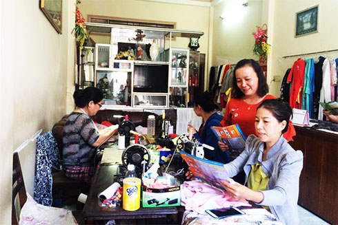 Cán bộ dân số đến nhà người dân tổ dân phố Lộc Hòa vận động giảm sinh.