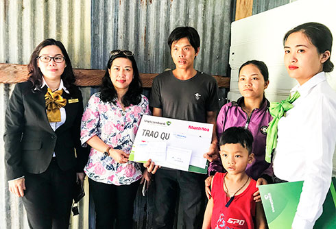 Đại diện Báo Khánh Hòa và  Vietcombank Nha Trang trao tiền ủng hộ cho  gia đình bé Cao Minh Trí. 