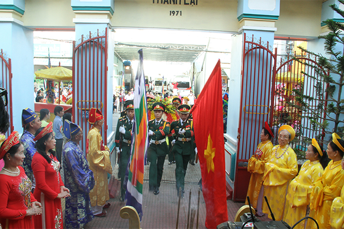 Đội tiêu binh rước Quốc kỳ, cờ hội tiến vào điện thờ. 