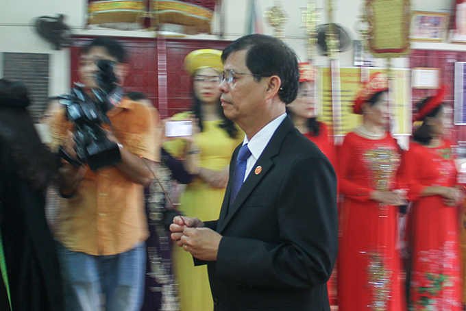 Ông Nguyễn Tấn Tuân dâng hương tưởng niệm các Vua Hùng.