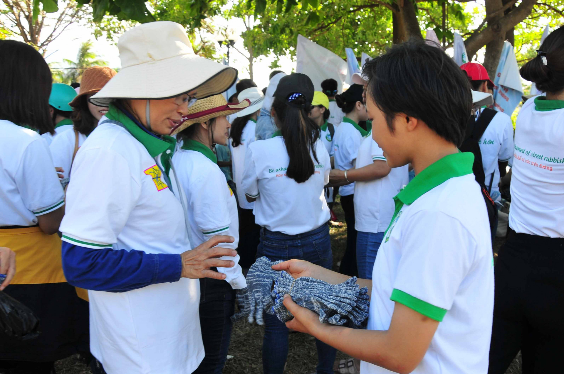 <p>Mỗi tình nguyện viên đều được trang bị găng tay, bao rác.</p>