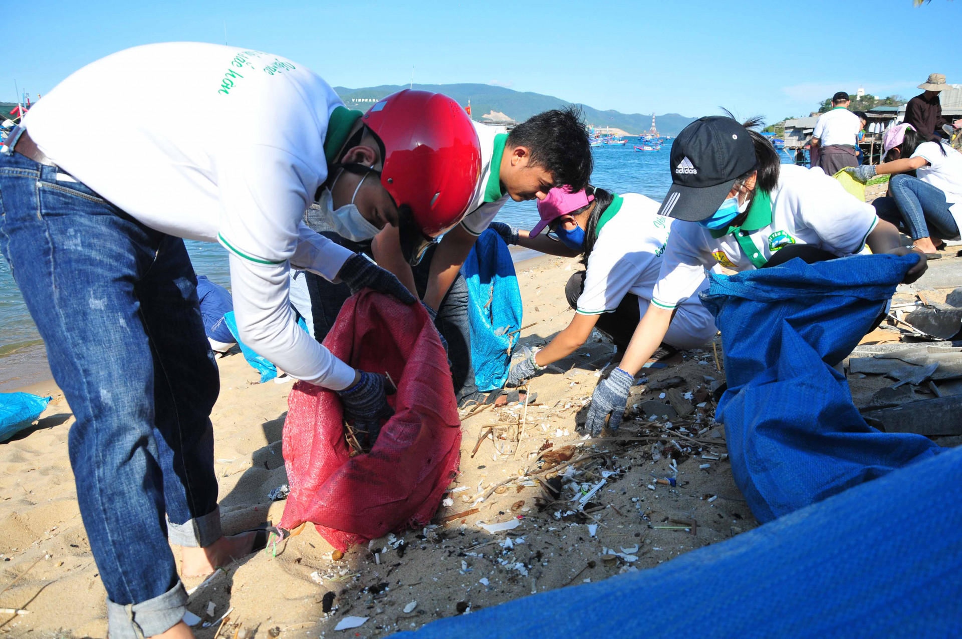 Các tình nguyện viên có nhiều độ tuổi từ già tới trẻ, đều hăng hái tham gia làm sạch bãi biển