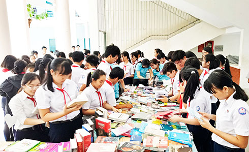Học sinh Trường THCS Trần Nhật Duật xem sách tại Hội sách trường học  do Công ty Cổ phần Phát hành sách Khánh Hòa thực hiện. 