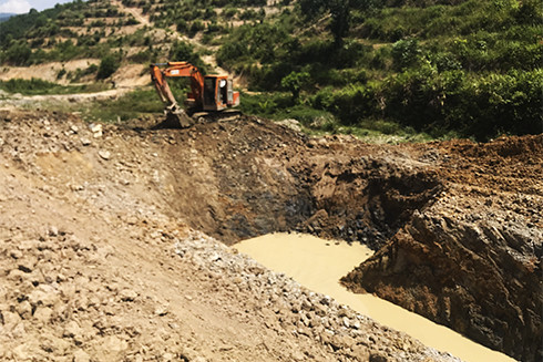 Nhiều nơi ở huyện Khánh Sơn đang đào ao tích trữ nước.
