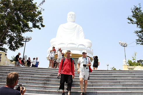 Khách du lịch châu Âu tham quan chùa Long Sơn, TP. Nha Trang.