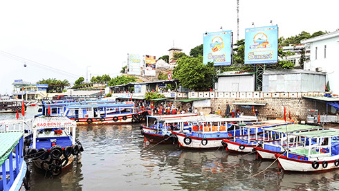 Bến tàu Cầu Đá Nha Trang luôn thu hút lượng khách lớn mỗi dịp lễ.