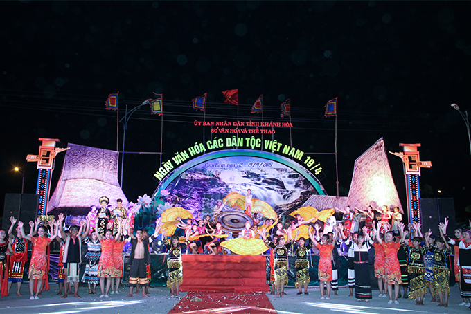 <p>Ngày Văn hóa các dân tộc Việt Nam năm nay có sự tham gia của khoảng hơn 400 nghệ nhân, diễn viên, vận động viên đến từ 8 huyện, thị, thành phố đại diện cho cộng đồng 32 dân tộc anh em sinh sống trên địa bàn tỉnh.</p>
