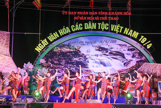 Ngày Văn hóa các dân tộc Việt Nam năm 2019, diễn ra trong 2 ngày với các hoạt động biểu diễn ca múa nhạc truyền thống. 