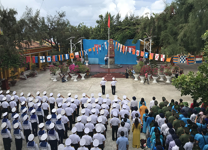 Tại xã đảo Sinh Tồn, đoàn đã tham gia Lễ mít tinh kỷ niệm 44 năm Ngày Giải phóng quần đảo Trường Sa (29-4-1975 - 29-4-2019).