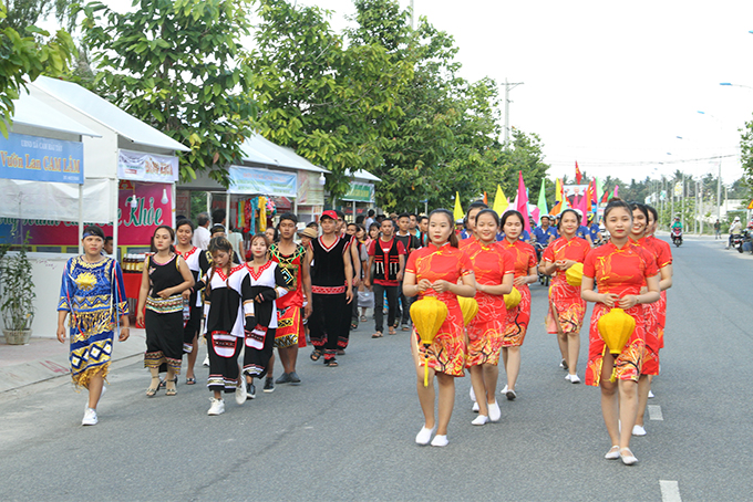 Để thu hút sự quan tâm của người dân, đã diễn ra hoạt động diễu hành với sự tham gia của thành viên của các đoàn trong những bộ trang phục dân tộc và những chiếc xe cổ động được trang trí đẹp mắt. 