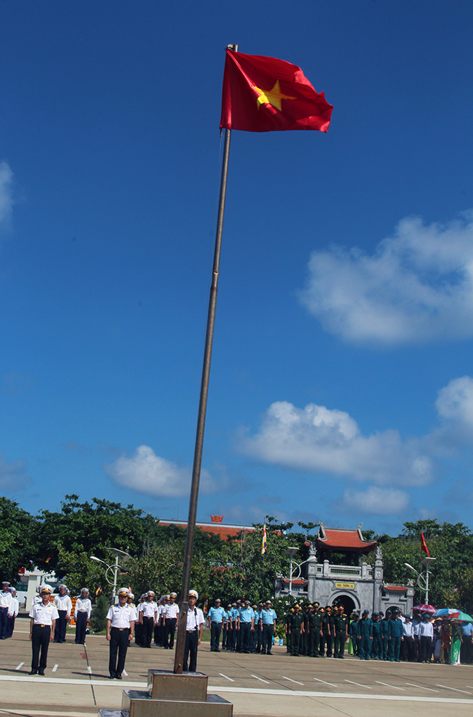 Tổ chức chào cờ trên đảo Trường Sa