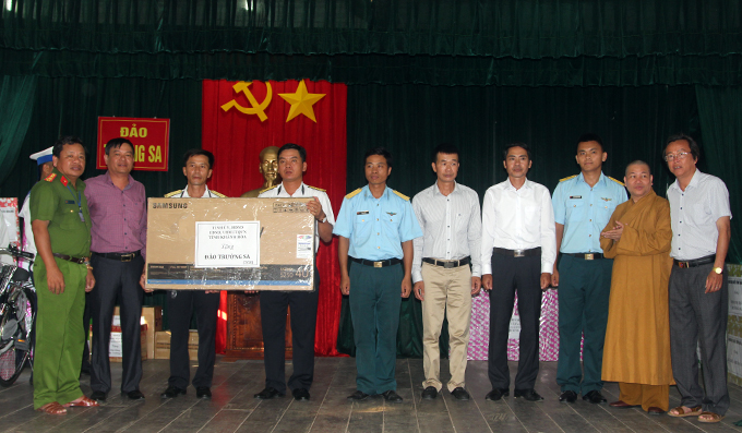 Lãnh đạo đoàn công tác của tỉnh Khánh Hòa trao quà của Tỉnh ủy, HĐND, UBND, UBMTTQ Việt Nam tỉnh cho quân và dân trên đảo.