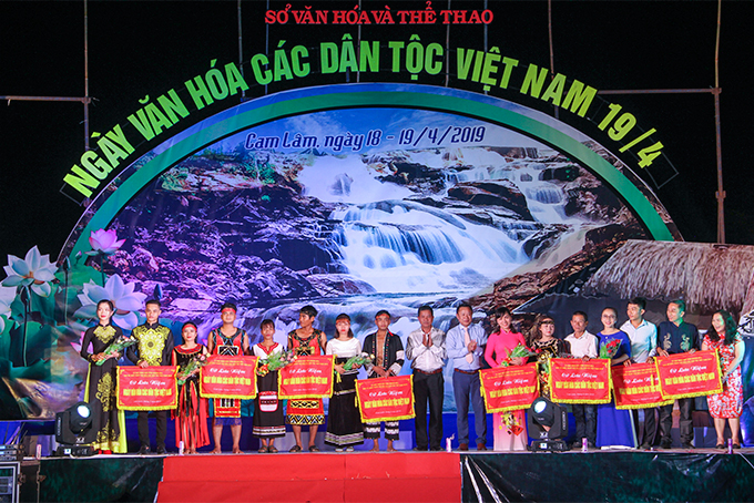 Đại diện các đơn vị tham gia Ngày Văn hóa các dân tộc Việt Nam nhận cờ và hoa lưu niệm từ Ban tổ chức. 