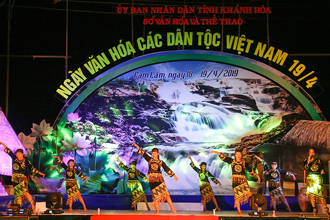 Trong phần thi diễn của mình, các đơn vị đã mang đến những tiết mục ca, múa, nhạc mang màu sắc văn hóa dân tộc.  
