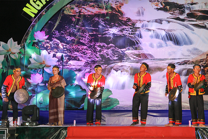 Trên sân khấu của Ngày Văn hóa các dân tộc Việt Nam, tiếng mã la của đồng bào Raglai được ngân lên những thanh âm gọi mời của đại ngàn. 