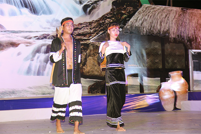 Năm nay, bên cạnh hoạt động biểu diễn nghệ thuật còn có phần thi trình diễn trang phục dân tộc. Trong ảnh là phần thi trang phục đồng bào Raglai của huyện Khánh Sơn. 