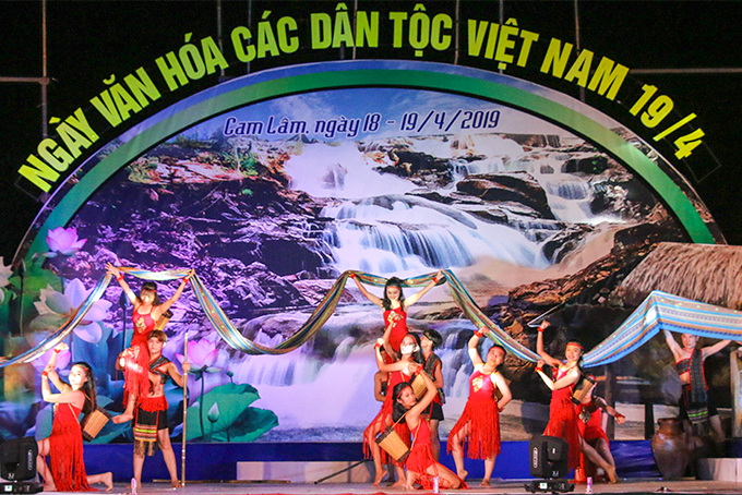 Tiết mục múa của đơn vị TP.Cam Ranh mang đến thi diễn trong Ngày Văn hóa các dân tộc Việt Nam. 