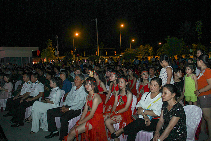 Đông đảo người dân huyện Cam Lâm đã đến theo dõi và cổ vũ cho các phần thi diễn. Ngày Văn hóa các dân tộc Việt Nam sẽ bế mạc lúc 20 giờ ngày 19-4. Tại lễ bế mạc, Ban tổ chức sẽ trao giải cho các đơn vị có thành tích xuất sắc. 
