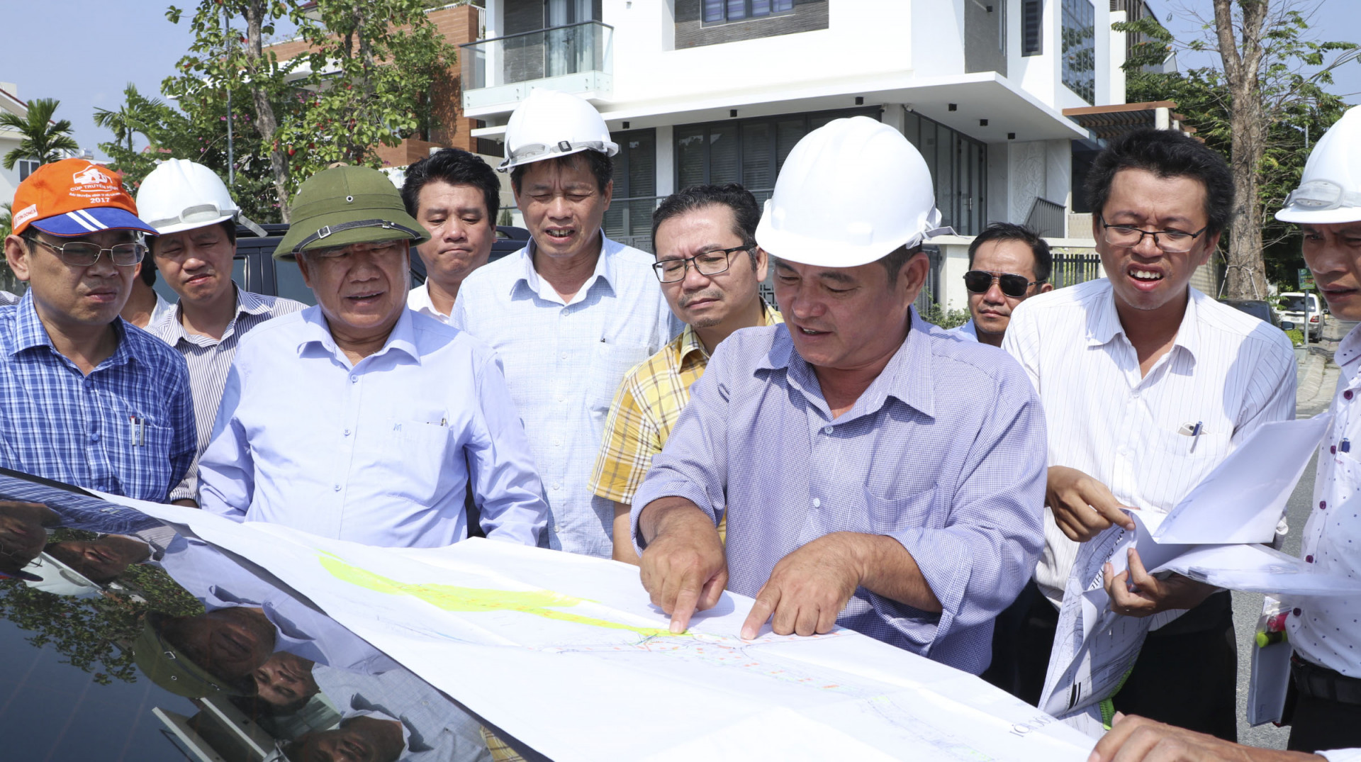 Ông Đào Công Thiên nghe Ban Quản lý dự án đầu tư xây dựng các công trình giao thông báo cáo tiến độ dự án nút giao thông Ngọc Hội.