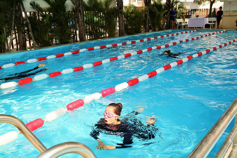  Phần biểu diễn bơi lội của giáo viên được học kỹ năng bơi từ các huấn luyện viên.