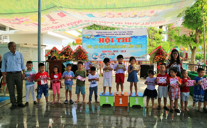 Đại diện Phòng Giáo dục và Đào tạo TP. Nha Trang trao giải ở phần thi Trò chơi tìm báu vật. 