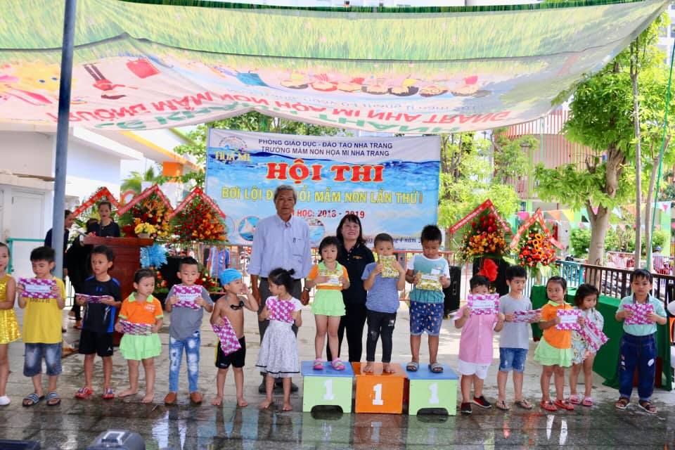 Đại diện Phòng Giáo dục và Đào tạo TP. Nha Trang và Hiệu trưởng nhà trường trao giải phần thi Tìm báu vật. 