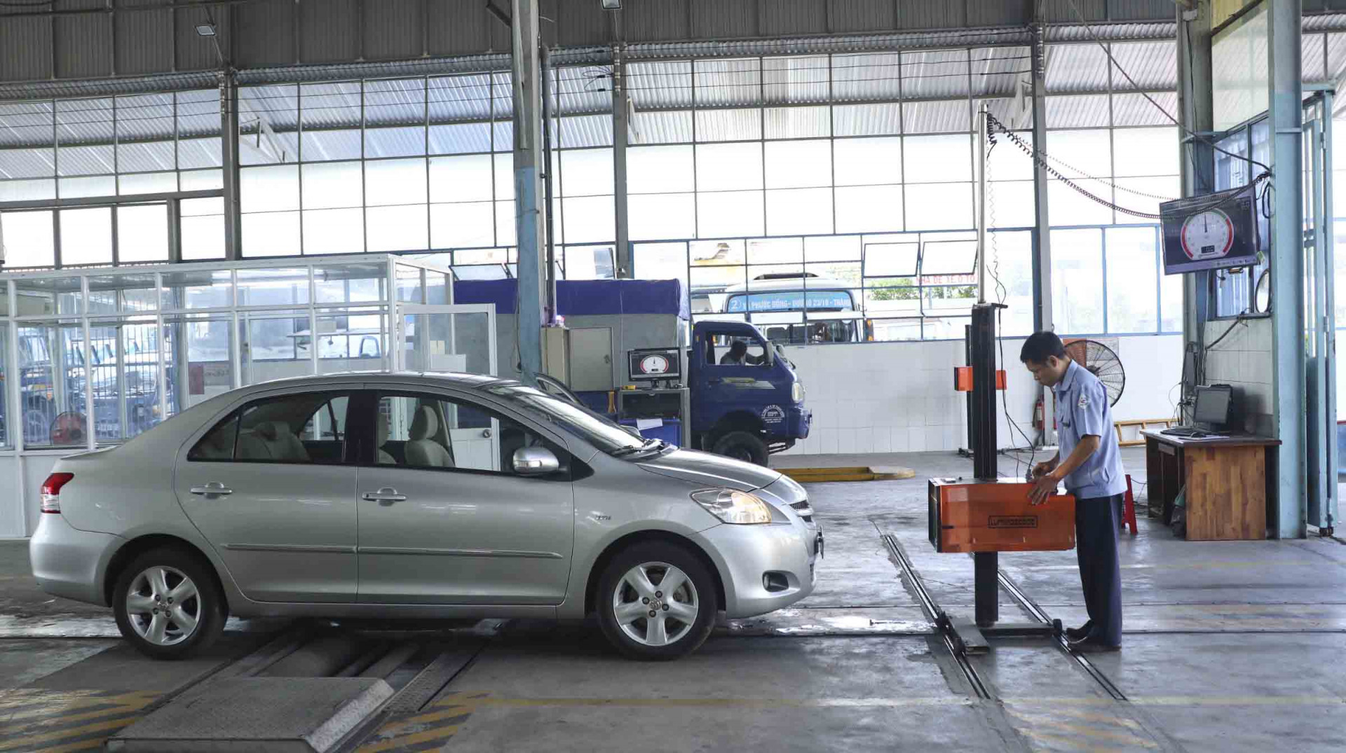 Hoạt động đăng kiểm tại Trung tâm đăng kiểm xe cơ giới Khánh Hòa.