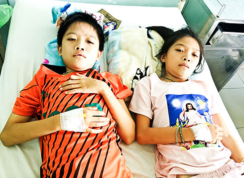 Hai anh em Long và Thanh trong thời gian  điều trị tại Bệnh viện Đa khoa tỉnh.