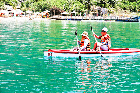 Khách chèo thuyền Kayak tại Khu du lịch Đảo Robinson.