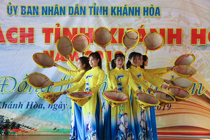 Sinh viên Trường Đại học Nha Trang biểu diễn văn nghệ trong lễ khai mạc. 