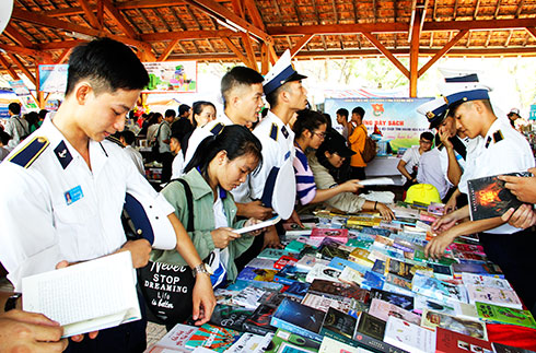 <p>Các độc giả trẻ tham gia Hội sách Khánh Hòa.</p>