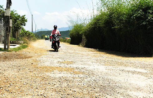 Mặt đường đoạn qua thôn Phước Thuận,  xã Ninh Đông bị bong tróc hoàn toàn.