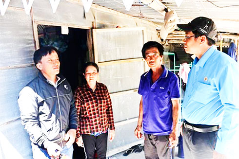Đại diện Liên đoàn Lao động tỉnh khảo sát nhà ở  của một công nhân Công ty TNHH Ngọc Trai Sài Gòn.