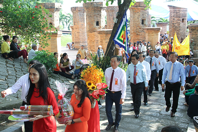 ... Và dẫn đoàn lãnh đạo tỉnh Khánh Hòa vào dâng hương, dâng hoa lễ Đức Thánh Mẫu.