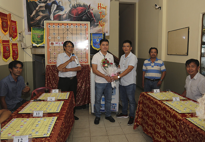 Đại diện câu lạc bộ Richicken tặng hoa cho Quốc tế đại sư Lại Lý Huynh.