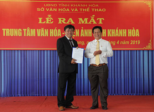 Ông Hồ Văn Mừng trao quyết định thành lập cho đại diện trung tâm.