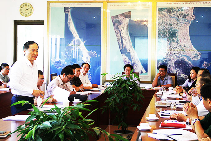 Đồng chí Nguyễn Đắc Tài phát biểu tại buổi họp.  