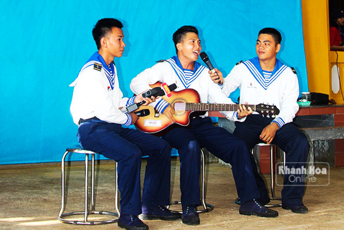 Chiến sĩ đảo An Bang  trình bày ca khúc tự sáng tác.