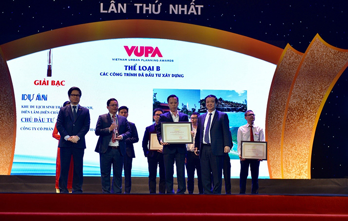 Đại diện tập đoàn Mường Thanh nhận giải Bạc giải thưởng Quy hoạch đô thị Quốc gia với tổ hợp khu sinh thái Mường Thanh Diễn Lâm