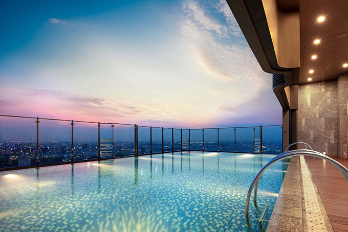 Khách sạn Vinpearl Luxury Landmark 81 được kỳ vọng tạo dấu ấn trong ngành du lịch nghỉ dưỡng cao cấp Việt Nam với hàng loạt trải nghiệm đỉnh cao: Bể bơi trên không, Bữa sáng sành điệu tại Pearl Club tại tầng 71, Akoya Spa được ví là “Bali in the Sky”, Far East Lounge đẳng cấp.